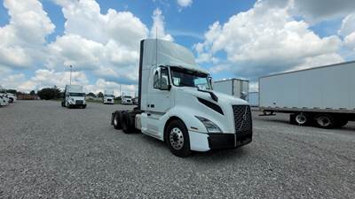 Volvo VNL300 Day Cab Truck - Volvo D-13, Automatic