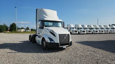 Volvo VNL300 Day Cab Truck - Volvo D-13, Automatic