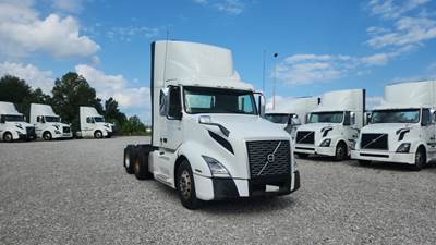 Volvo VNL300 Day Cab Truck - Volvo D-13, Automatic