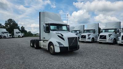 Volvo VNL300 Day Cab Truck - Volvo D-13, Automatic