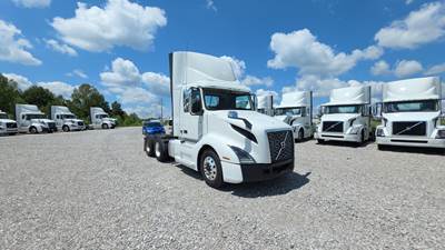 Volvo VNL300 Day Cab Truck - Volvo D-13, Automatic