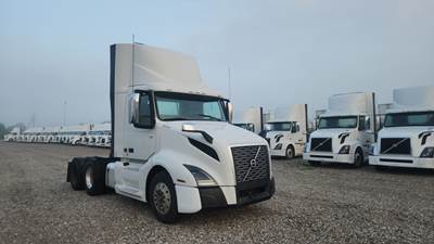 Volvo VNL300 Day Cab Truck - Volvo D-13, Automatic