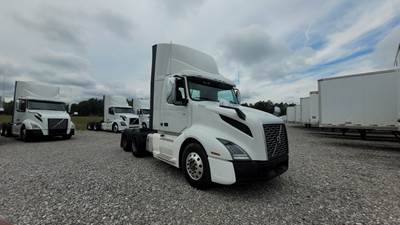 Volvo VNL300 Day Cab Truck - Volvo D-13, Automatic