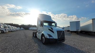 Volvo VNL300 Day Cab Truck - Volvo D-13, Automatic