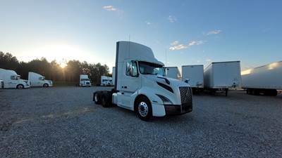 Volvo VNL300 Day Cab Truck - Volvo D-13, Automatic