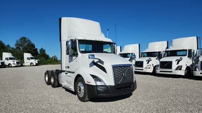 Volvo VNL300 Day Cab Truck - Volvo D-13, Automatic