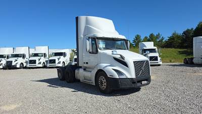 Volvo VNL300 Day Cab Truck - Volvo D-13, Automatic