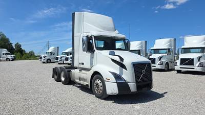 Volvo VNL300 Day Cab Truck - Volvo D-13, Automatic