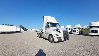 Volvo VNL300 Day Cab Truck - Volvo D-13, Automatic