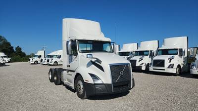 Volvo VNL300 Day Cab Truck - Volvo D-13, Automatic