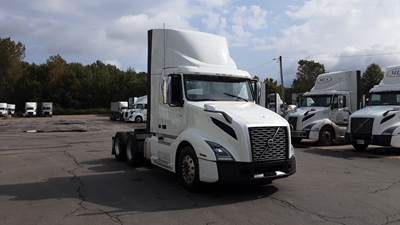 Volvo VNL300 Day Cab Truck - Volvo D-13, Automatic