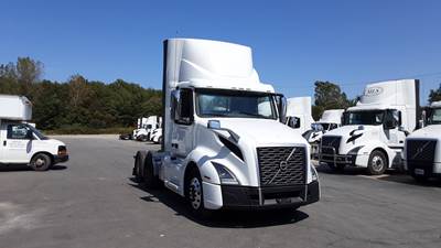 Volvo VNL300 Day Cab Truck - Volvo D-13, Automatic