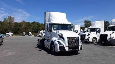 Volvo VNL300 Day Cab Truck - Volvo D-13, Automatic