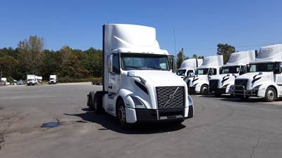 Volvo VNL300 Day Cab Truck - Volvo D-13, Automatic