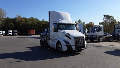 Volvo VNL300 Day Cab Truck - Volvo D-13, Automatic