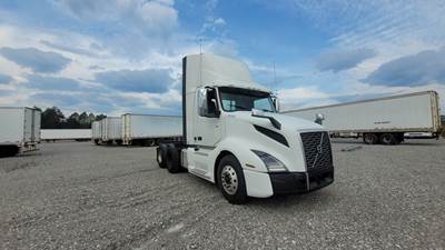 Volvo VNL300 Day Cab Truck - Volvo D-13, Automatic