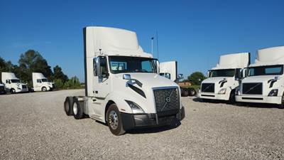 2019 Volvo VNL300 Day Cab Truck - Volvo D-13, Automatic