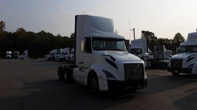 Volvo VNL300 Day Cab Truck - Volvo D-13, Automatic