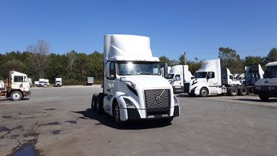 Volvo VNL300 Day Cab Truck - Volvo D-13, Automatic