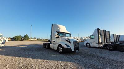 Volvo VNL300 Day Cab Truck - Volvo D-13, Automatic