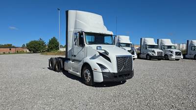 Volvo VNL300 Day Cab Truck - Volvo D-13, Automatic