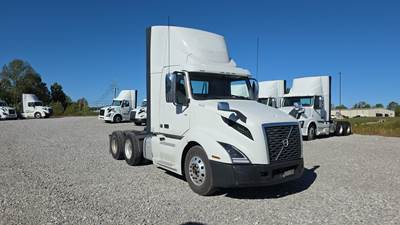 Volvo VNL300 Day Cab Truck - Volvo D-13, Automatic