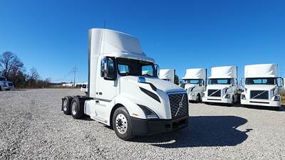 Volvo VNL300 Day Cab Truck - Volvo D-13, Automatic