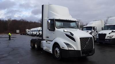 Volvo VNL300 Day Cab Truck - Volvo D-13, Automatic