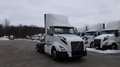 Volvo VNL300 Day Cab Truck - Volvo D-13, Automatic