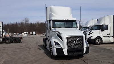 Volvo VNL300 Day Cab Truck - Volvo D-13, Automatic