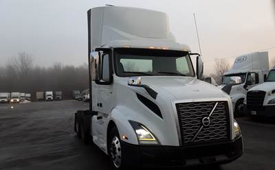 Volvo VNL300 Day Cab Truck - Volvo D-13, Automatic