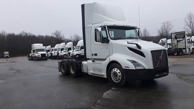 Volvo VNL300 Day Cab Truck - Volvo D-13, Automatic