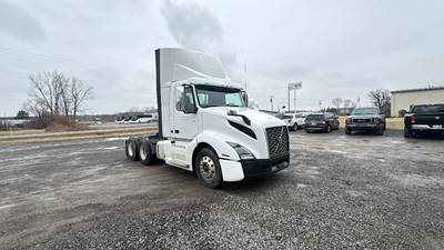 Volvo VNL300 Day Cab Truck - Volvo D-13, Automatic