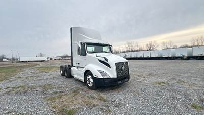 Volvo VNL300 Day Cab Truck - Volvo D-13, Automatic