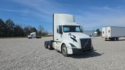 Volvo VNL300 Day Cab Truck - Volvo D-13, Automatic