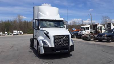 Volvo VNL300 Day Cab Truck - Volvo D-13, Automatic