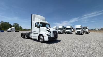 Volvo VNL300 Day Cab Truck - Volvo D-13, Automatic