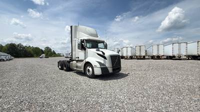 Volvo VNL300 Day Cab Truck - Volvo D-13, Automatic