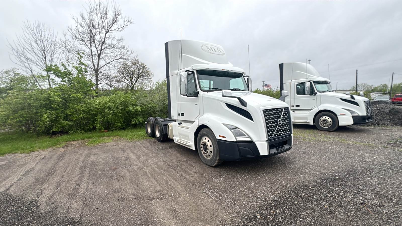 2019 Volvo day cab semi-truck