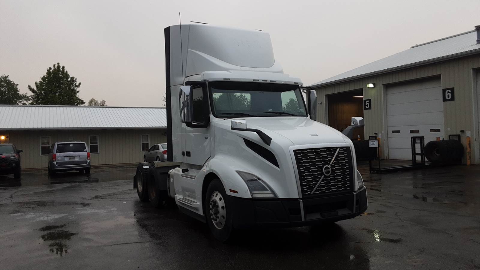 2019 Volvo day cab semi-truck