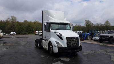 Volvo VNL300 Day Cab Truck - Volvo D-13, Automatic