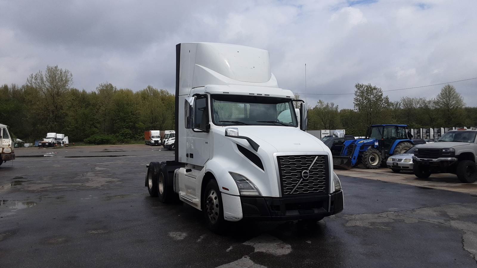 2019 Volvo day cab semi-truck