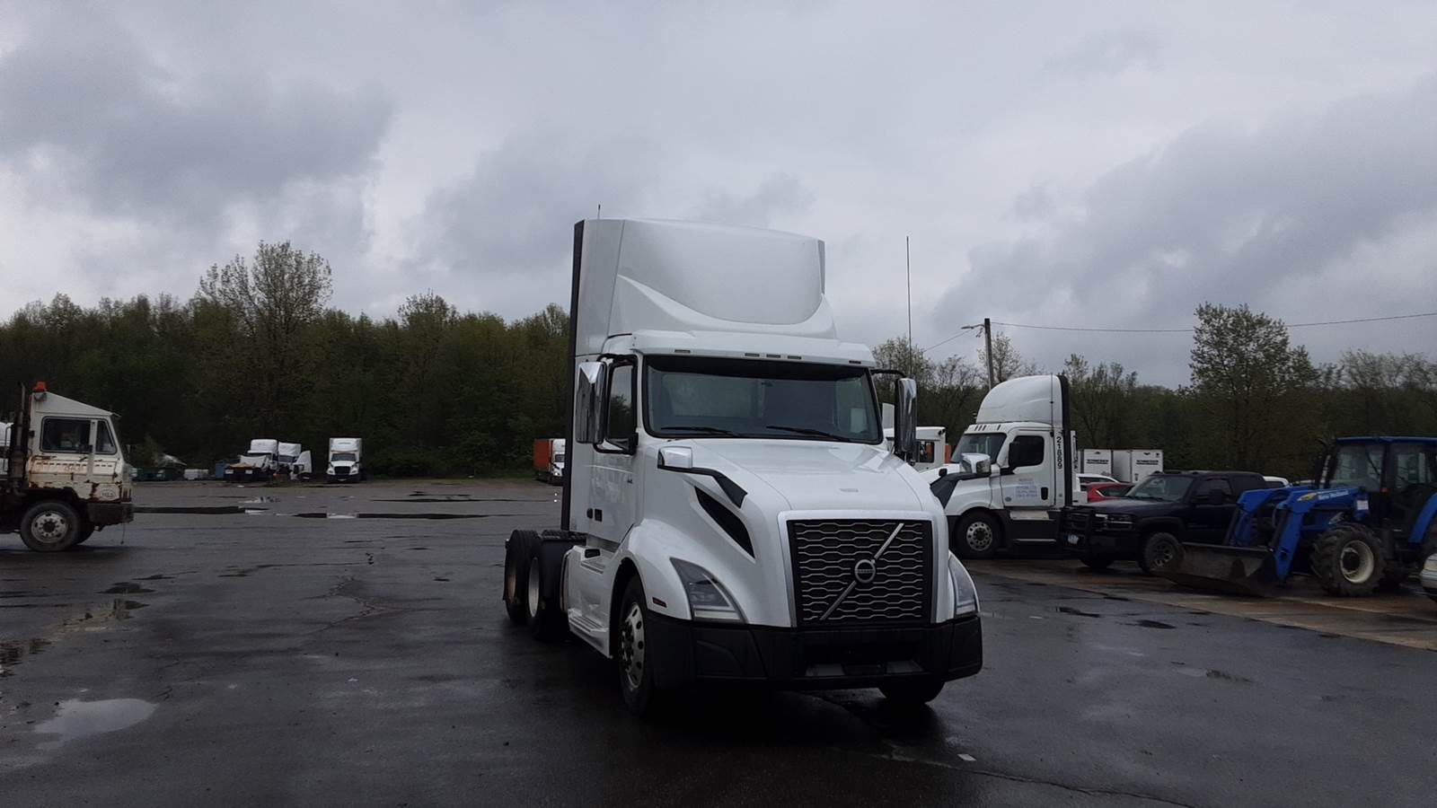 2019 Volvo day cab semi-truck