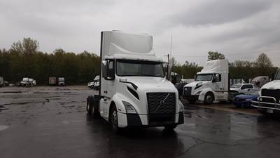 Volvo VNL300 Day Cab Truck - Volvo D-13, Automatic