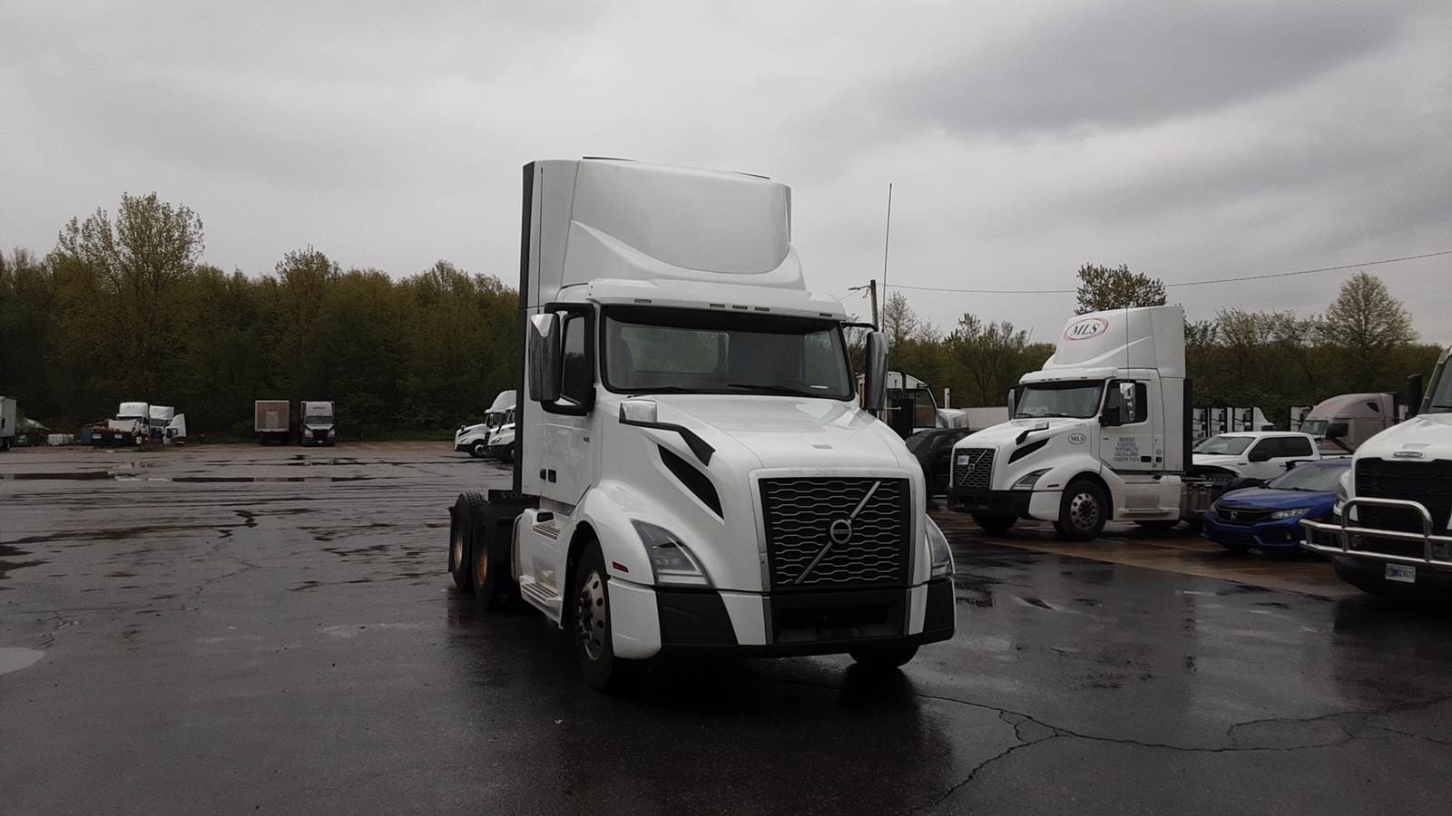 2019 Volvo day cab semi-truck