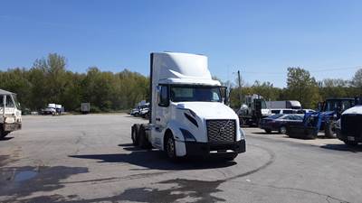 Volvo VNL300 Day Cab Truck - Volvo D-13, Automatic