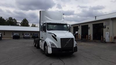 Volvo VNL300 Day Cab Truck - Volvo D-13, Automatic