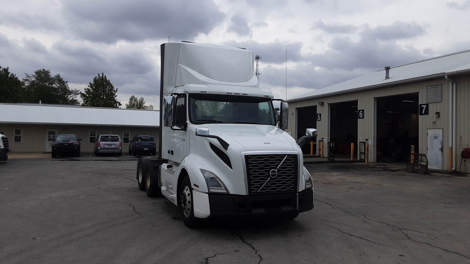 2020 Volvo day cab semi-truck