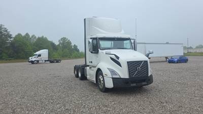 Volvo VNL300 Day Cab Truck - Volvo D-13, Automatic