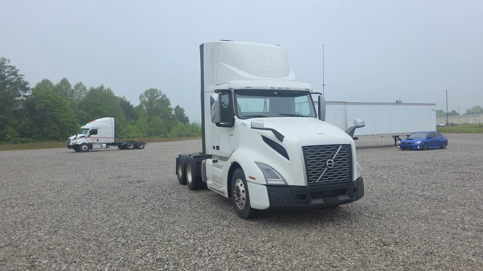 2020 Volvo day cab semi-truck